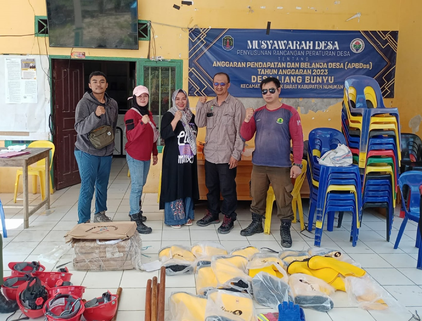 Polhut KPH Serahkan Sarpras Karhutla Kepada Anggota MPA Sebatik Barat