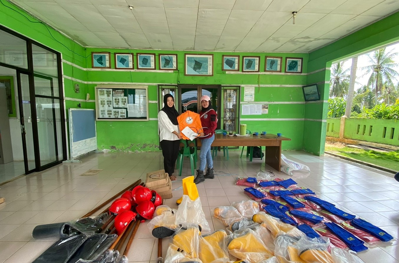 Polhut KPH Serahkan Sarpras Karhutla Kepada Anggota MPA Sebatik Barat