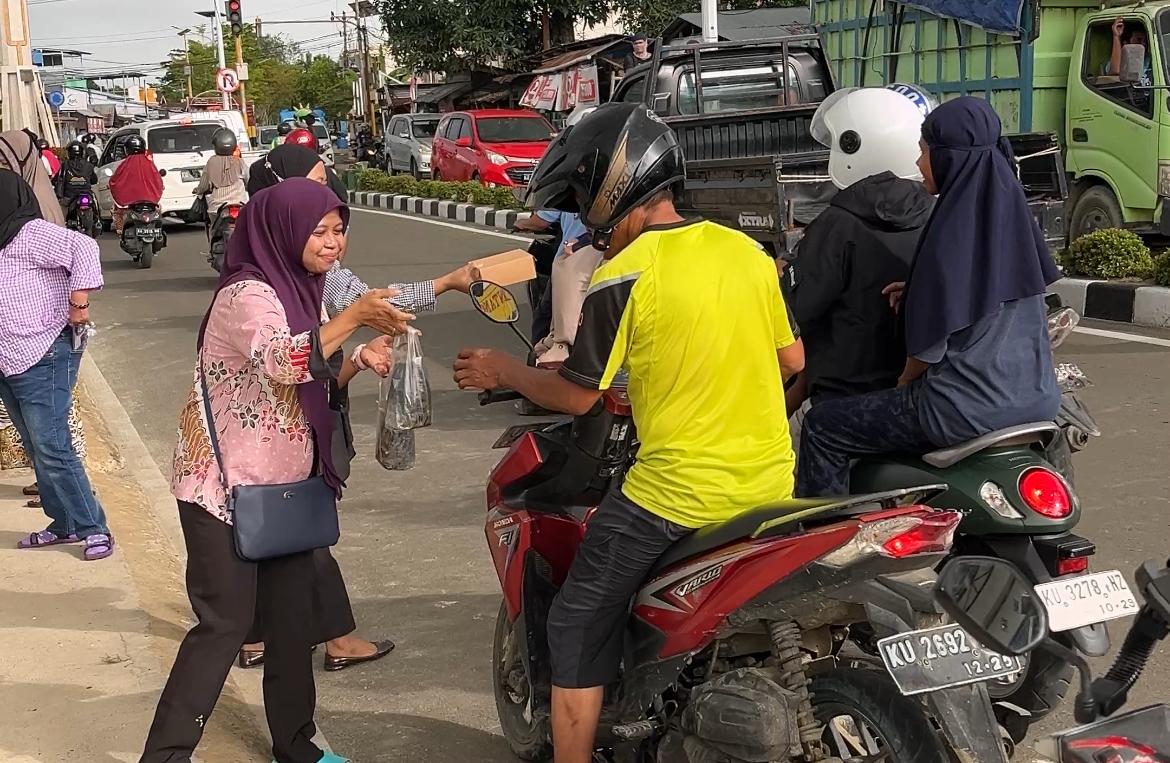 Hari Hutan Sedunia KPH Nunukan Berbagi Bibit Pohon dan Takjil