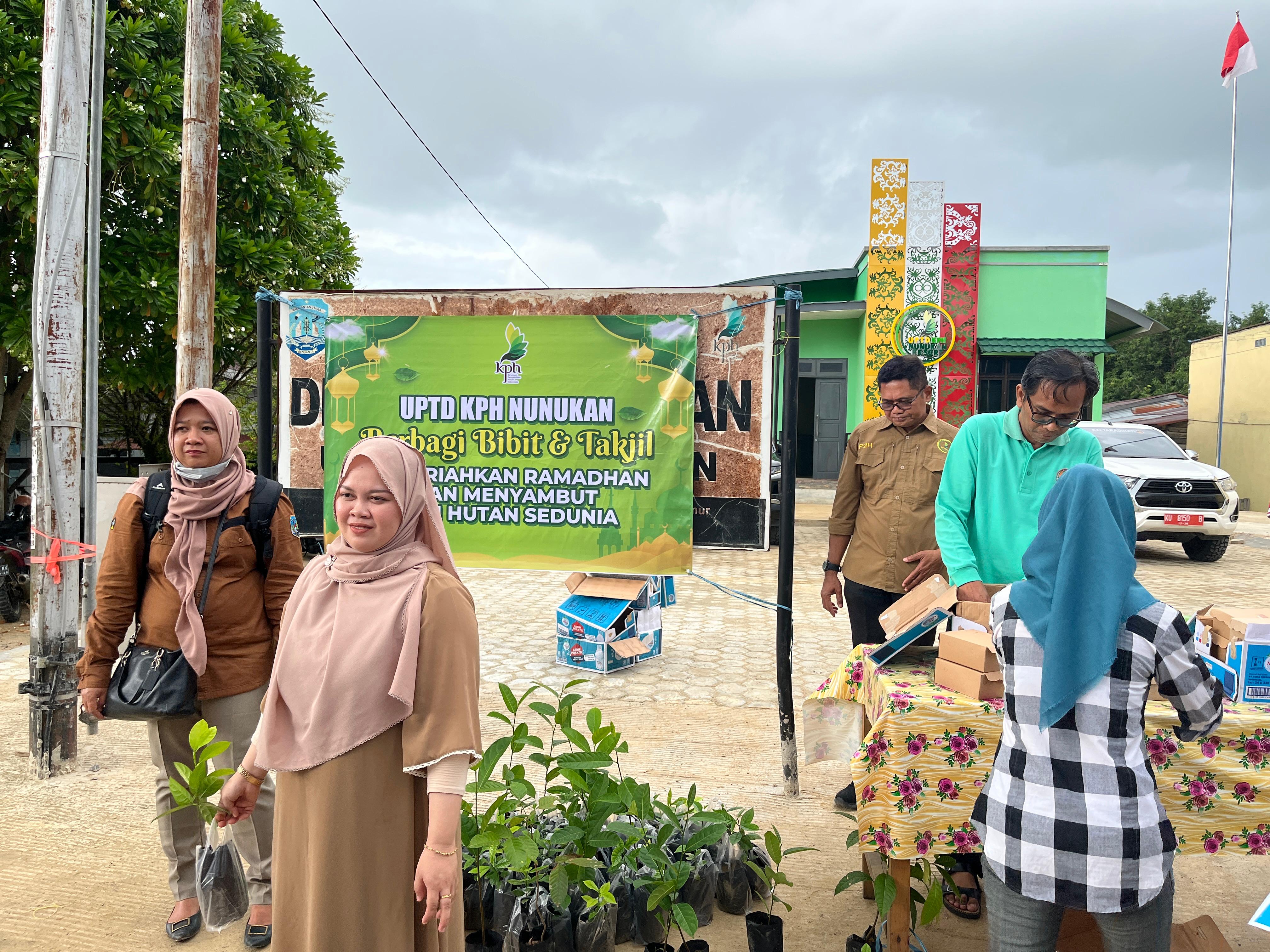 Hari Hutan Sedunia KPH Nunukan Berbagi Bibit Pohon dan Takjil