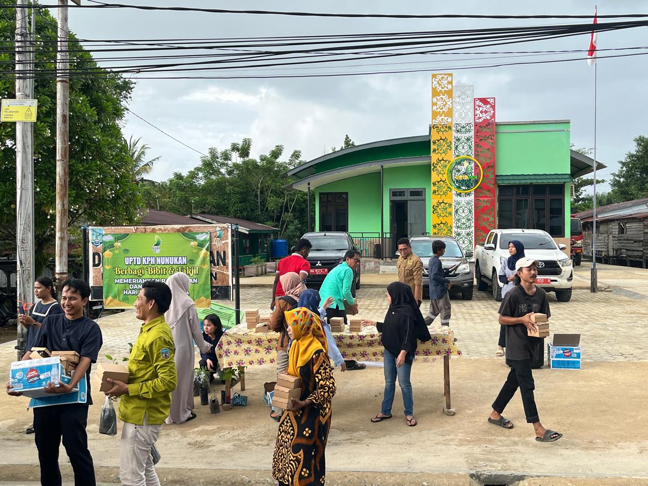 Hari Hutan Sedunia KPH Nunukan Berbagi Bibit Pohon dan Takjil